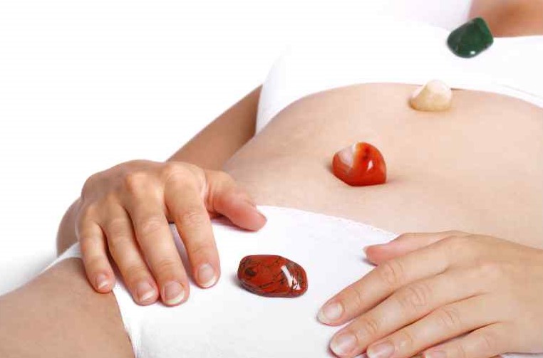 meditación con piedras rojas