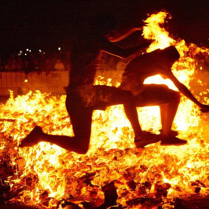 ritual de saltar sobre una fogata